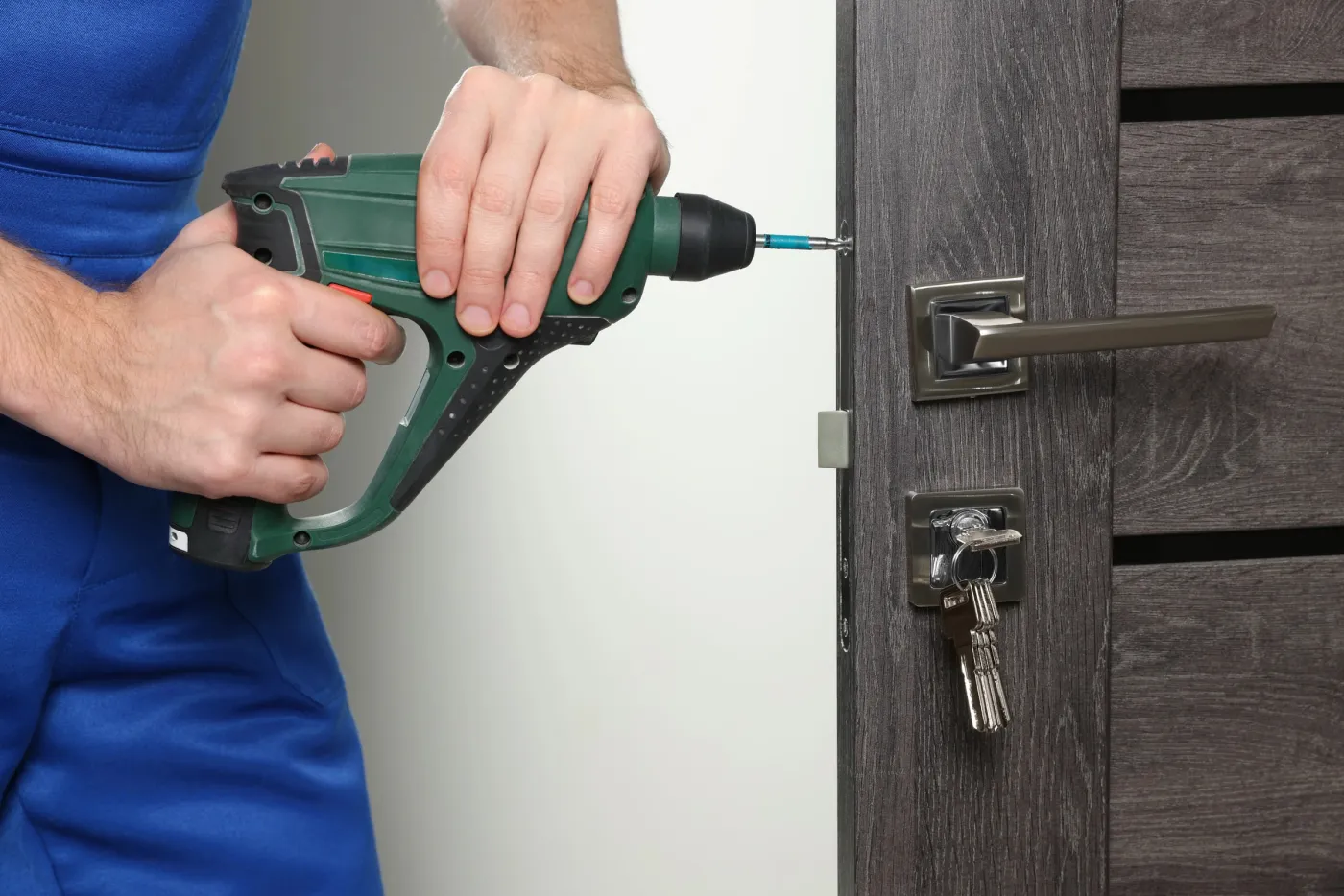 Pose d'une serrure multipoints sur une porte d'entrée, clés en main, dans le 95